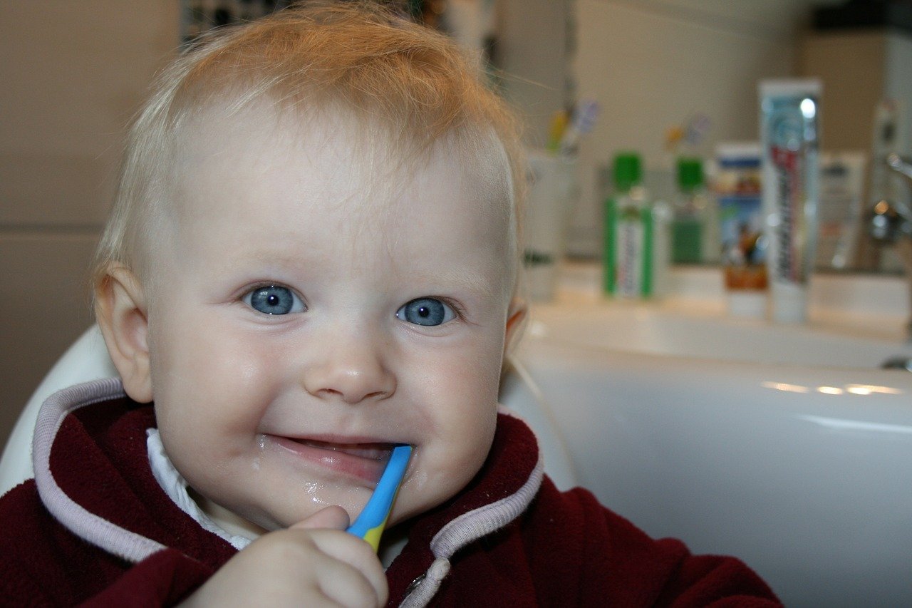 Jak nauczyć dziecko myć zęby? Właściwa metoda w zależności od wieku dziecka.